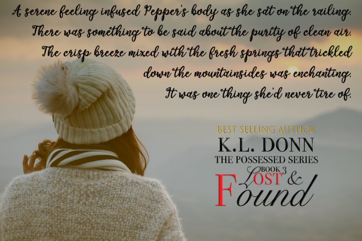 woman looking for sunrise with mountain background